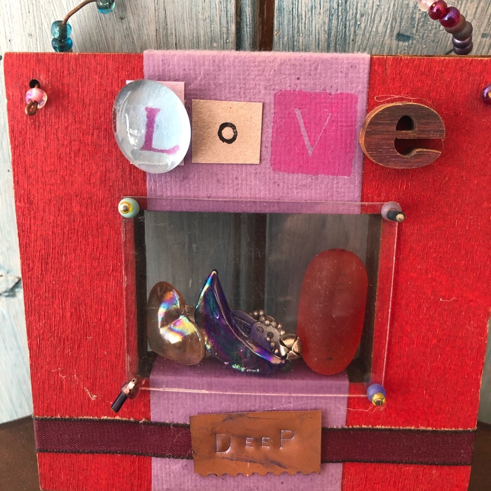 “Love Deep” artisan made little wall hanging in red & purple - Picture 3 of 8